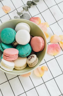 kompozisyon yuvarlak hediye kutusunda, tatlı tatlı lezzetli macaroons 