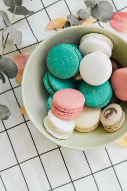 kompozisyon yuvarlak hediye kutusunda, tatlı tatlı lezzetli macaroons 