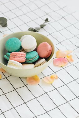 kompozisyon yuvarlak hediye kutusunda, tatlı tatlı lezzetli macaroons 