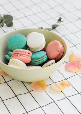 kompozisyon yuvarlak hediye kutusunda, tatlı tatlı lezzetli macaroons 