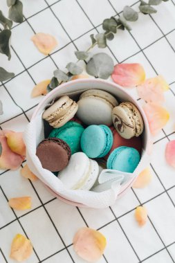 kompozisyon yuvarlak hediye kutusunda, tatlı tatlı lezzetli macaroons 