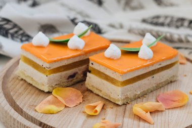 lezzetli pasta çiçek yaprakları ile süslenmiş ahşap tahta üzerinde iki adet 