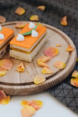 lezzetli pasta çiçek yaprakları ile süslenmiş ahşap tahta üzerinde iki adet 