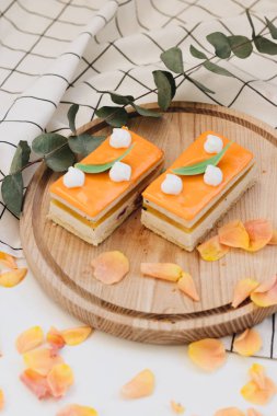 lezzetli pasta çiçek yaprakları ile süslenmiş ahşap tahta üzerinde iki adet 