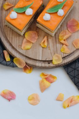 lezzetli pasta çiçek yaprakları ile süslenmiş ahşap tahta üzerinde iki adet 