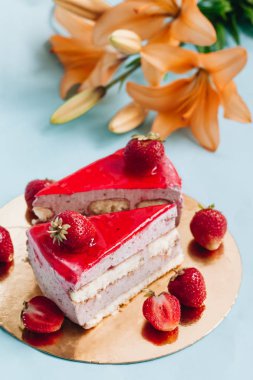 lezzetli kek çilek, iki adet tatlı tatlı 