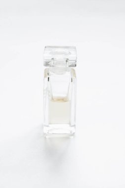 Beyaz arka plan, güzellik kavramı üzerinde parfüm şişesi 