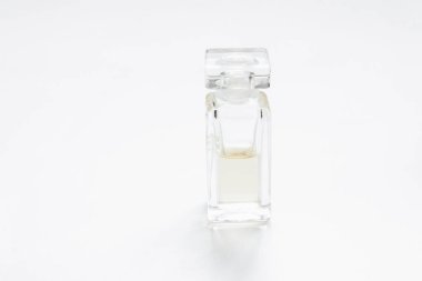 Beyaz arka plan, güzellik kavramı üzerinde parfüm şişesi 