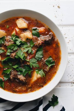 maydanoz, et ve biber ile lezzetli domates çorbası