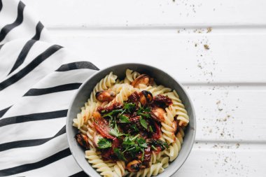 domates, midye ve otlar ile lezzetli makarna 