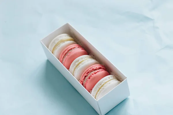 Skład Pyszny Macaroons Niebieski Tabela Słodki Deser — Zdjęcie stockowe