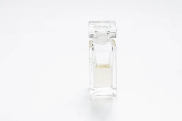Parfümflasche Auf Weißem Hintergrund Schönheitskonzept — Stockfoto