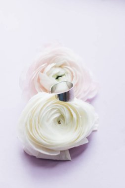 ihale pembe çiçekler, floristik düğün yüzüğü