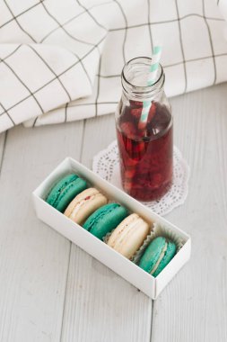 bileşimi lezzetli macaroons ve kokteyl, kavanoz 