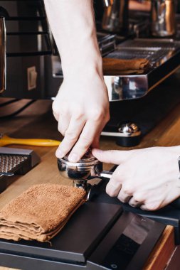 Adam kafede kahve hazırlama 