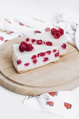 lezzetli kek ahududu, tatlı tatlı ile iki adet 