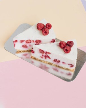 lezzetli kek ahududu, tatlı tatlı ile iki adet 