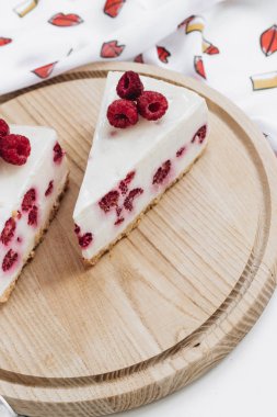 lezzetli kek ahududu, tatlı tatlı ile iki adet 