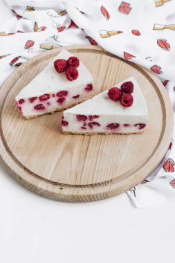 lezzetli kek ahududu, tatlı tatlı ile iki adet 