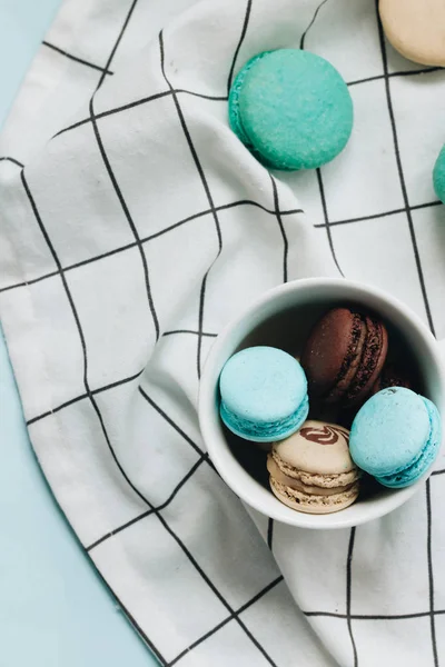 Composição Deliciosos Macaroons Copo Mesa Azul Sobremesa Doce — Fotografia de Stock