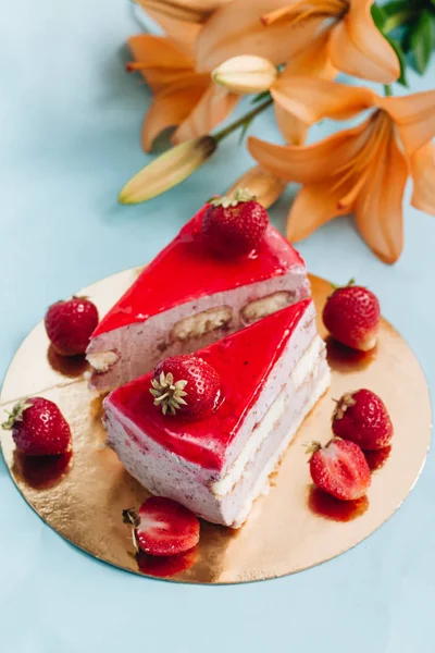 lezzetli kek çilek, iki adet tatlı tatlı 