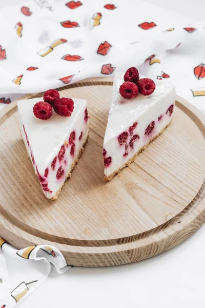 lezzetli kek ahududu, tatlı tatlı ile iki adet 