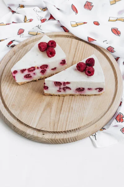 lezzetli kek ahududu, tatlı tatlı ile iki adet 