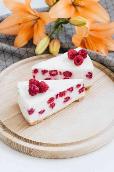 lezzetli kek ahududu, tatlı tatlı ile iki adet 