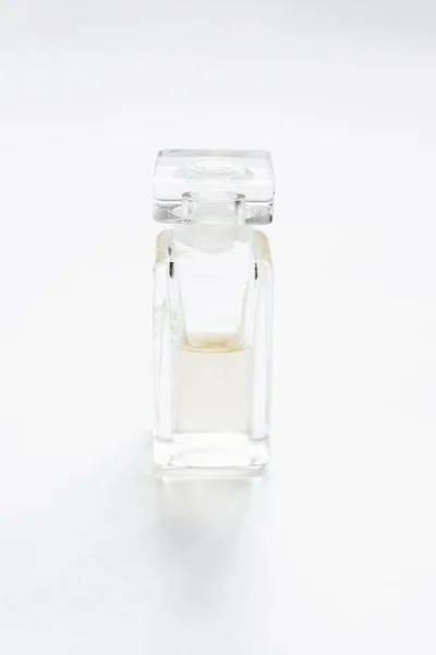 Botella Perfume Sobre Fondo Blanco Concepto Belleza — Foto de Stock