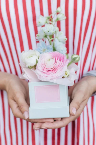Mulher Segurando Belo Buquê Primavera Com Flores Rosa Concurso — Fotografia de Stock