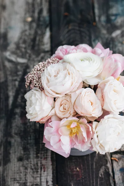 Szép Tavaszi Csokor Pályázati Rózsaszín Virágok Fából Készült Asztal — Stock Fotó