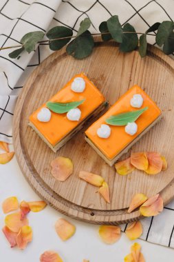 lezzetli pasta çiçek yaprakları ile süslenmiş ahşap tahta üzerinde iki adet 