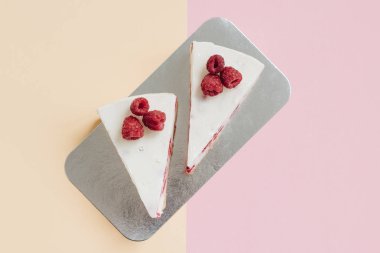 lezzetli kek ahududu, tatlı tatlı ile iki adet 