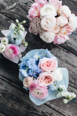 ahşap masa üzerinde ihale pembe çiçekli güzel bahar buketleri