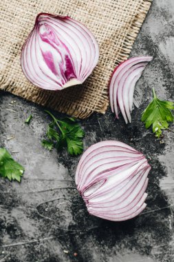 gri taş masanın üzerine düz yatıyordu kırmızı soğan kesmek