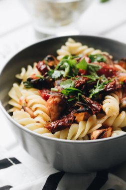 domates, midye ve otlar ile lezzetli makarna 