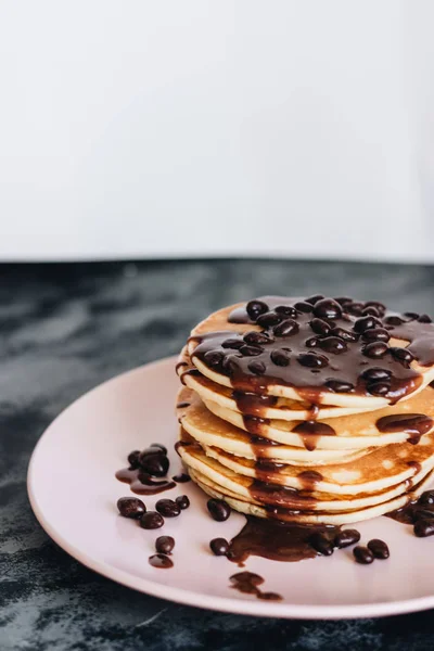 Pila Deliciosos Panqueques Caseros Con Salsa — Foto de Stock