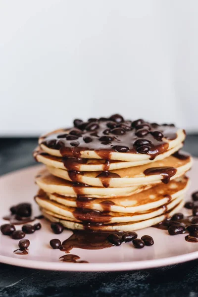 Pila Deliciosos Panqueques Caseros Con Salsa — Foto de Stock