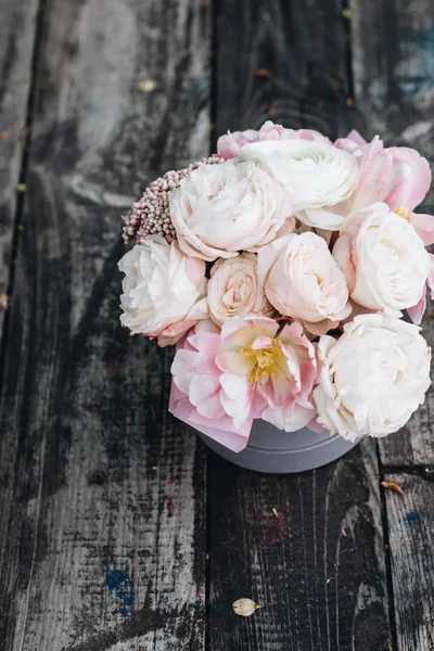 Красивый Весенний Букет Нежными Розовыми Цветами Деревянном Столе — стоковое фото