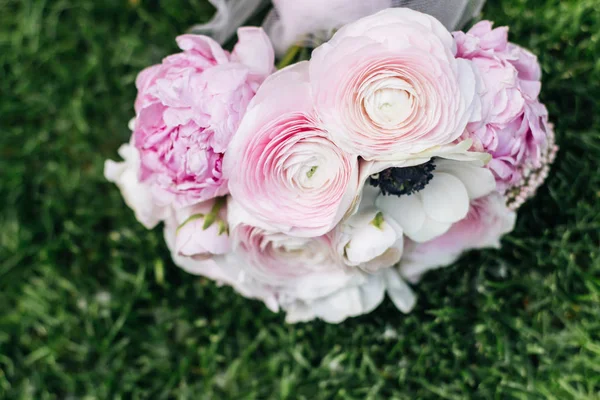 Hermoso Ramo Primavera Con Tiernas Flores Ranúnculo Rosa Elegante Decoración — Foto de Stock