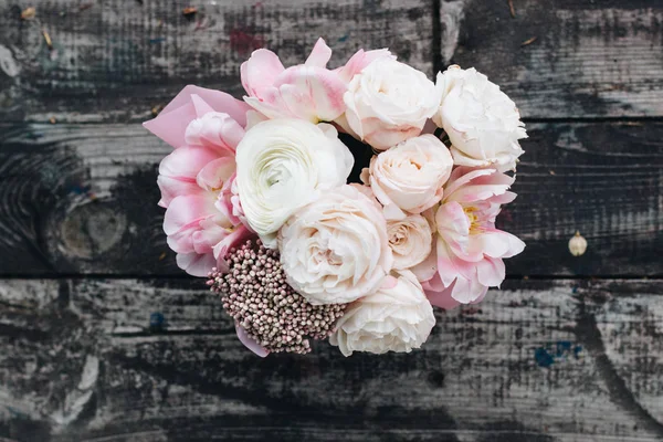 Hermoso Ramo Primavera Con Tiernas Flores Color Rosa Mesa Madera —  Fotos de Stock