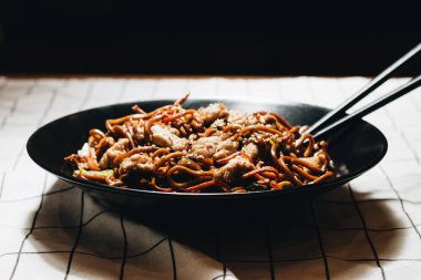 etli erişte siyah plaka, Asya mutfağı, yemek çubukları 