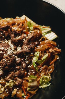 tencerede, geleneksel Aisan yemekleri etli lezzetli baharatlı erişte