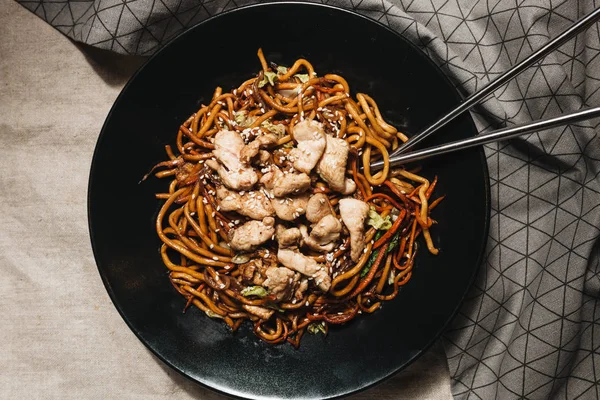 Meat Noodles Black Plate Asian Cuisine Chopsticks — Stock Photo, Image