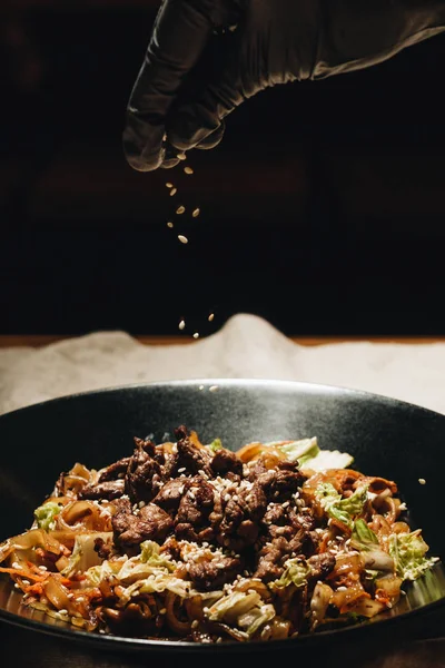 香辣面条配黑盘肉 传统亚洲食品 — 图库照片