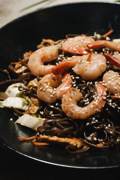 Delicious Meal Shrimps Black Plate Traditional Aisan Food — Stock Photo, Image