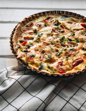 peynir, domates ve otlar, geleneksel İtalyan mutfağının lezzetli pizza 