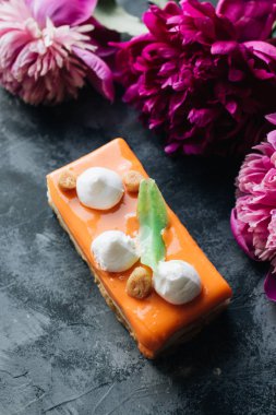 lezzetli pasta ve pembe çiçekler