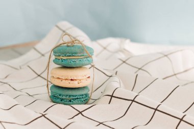 kompozisyon üzerinde masa örtüsü, tatlı tatlı lezzetli macaroons 