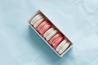 kompozisyon mavi masada, tatlı tatlı lezzetli macaroons 